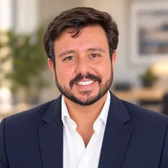 Bruno Marinho sorrindo, disponível para conversar pelo WhatsApp