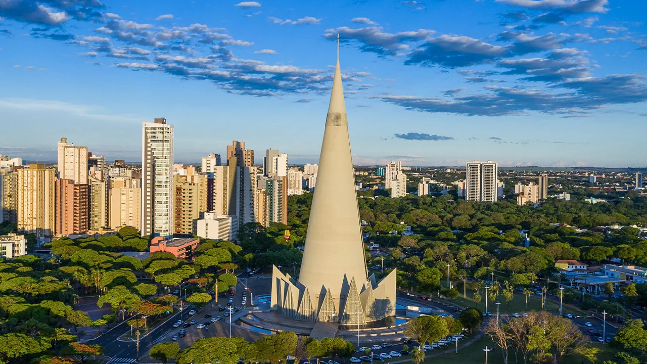 Catedral Basílica de Maringá com skyline da cidade — Bruno Marinho atua em todas as regiões de Maringá/PR